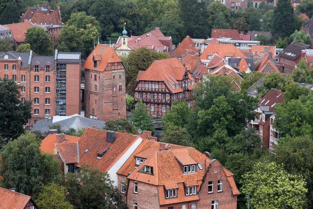 Blick vom Wasserturm auf Abtsmühle und die Dächer der Hansestadt Lüneburg Blick vom Wasserturm auf Abtsmühle und die Dächer der Hansestadt Lüneburg