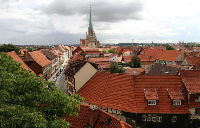 Mühlhausen, Thüringen - ein Rundblick vom Rabenturm der Stadtmauer auf die Altstadt mit der Marienkirche Mühlhausen, Thüringen - ein Rundblick vom Rabenturm der Stadtmauer auf die Altstadt mit der Marienkirche