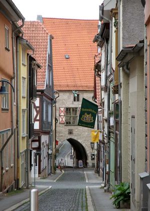 Mühlhausen, Thüringen - die Ratsstrasse mit dem historischen Rathaus Mühlhausen, Thüringen - die Ratsstrasse mit dem historischen Rathaus