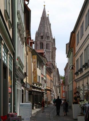 Die Linsenstrasse mit den beiden achteckigen Steintürmen der Divi-Blasii-Kirche - Mühlhausen, Thüringen Die Linsenstrasse mit den beiden achteckigen Steintürmen der Divi-Blasii-Kirche - Mühlhausen, Thüringen