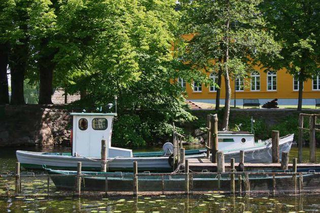Inselstadt Ratzeburg - der kleine, geschützte Bootshafen vor dem historischen Rathaus Inselstadt Ratzeburg - der kleine, geschützte Bootshafen vor dem historischen Rathaus