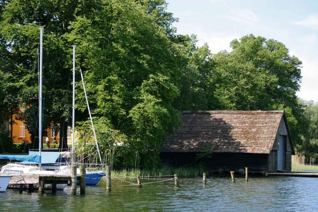 Inselstadt Ratzeburg - ein Bootshaus und Segelboote am Grossen Ratzeburger See Inselstadt Ratzeburg - ein Bootshaus und Segelboote am Grossen Ratzeburger See