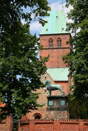 Inselstadt Ratzeburg - der romanische Dom mit dem Löwendenkmal auf der Domhalbinsel Inselstadt Ratzeburg - der romanische Dom mit dem Löwendenkmal auf der Domhalbinsel