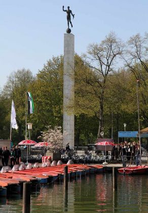Die Fackelträgersäule am Nordufer des Maschsees - Landeshauptstadt Hannover Die Fackelträgersäule am Nordufer des Maschsees - Landeshauptstadt Hannover
