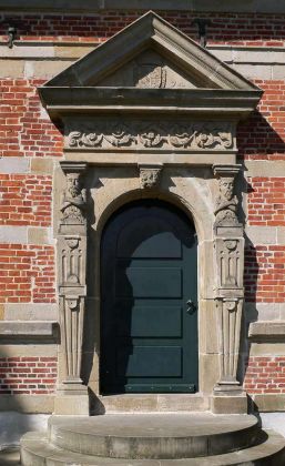 Schloss Landestrost Neustadt am Rübenberge - das verzierte Eingangs-Portal an der östlichen Fassade