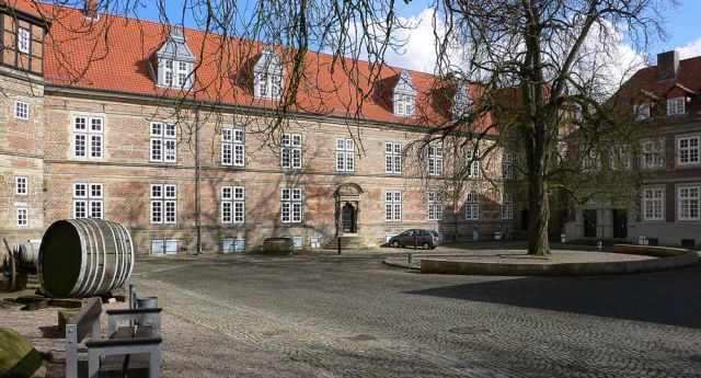 Schloss Landestrost in Neustadt am Rübenberge, der Schlossplatz
