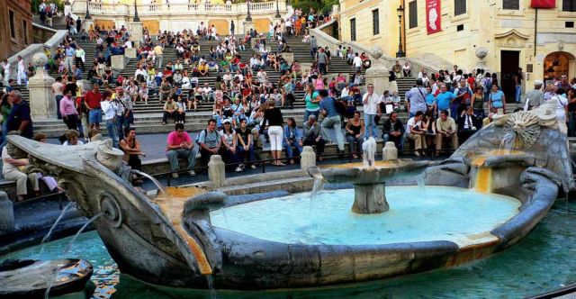 Weltstädte - Rom, die Hauptstadt Italiens - die Piazza di Spagna, die Spanischen Treppe und der Fontana della Barcaccia Weltstädte - Rom, die Hauptstadt Italiens - die Piazza di Spagna, die Spanischen Treppe und der Fontana della Barcaccia
