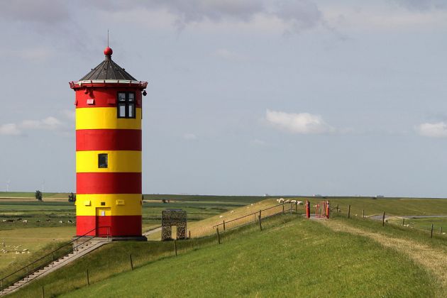 Der gusseiserne, elf Meter hohe Pilsumer Leuchtturm bei Krummhörn, eines der bekanntesten Wahrzeichen Ostfrieslands, auch Otto-Turm genannt - Niedersachsen, Ostfriesland
