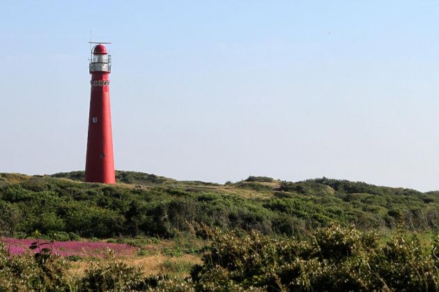 Noordertoren, der 37 Meter hohe aktive Leuchtturm - 1853 bis 1854 aus Ziegel- und Natursteinen errichtet -auf der Nordseeinsel Schiermonnikoog Noordertoren, der 37 Meter hohe aktive Leuchtturm - 1853 bis 1854 aus Ziegel- und Natursteinen errichtet -auf der Nordseeinsel Schiermonnikoog