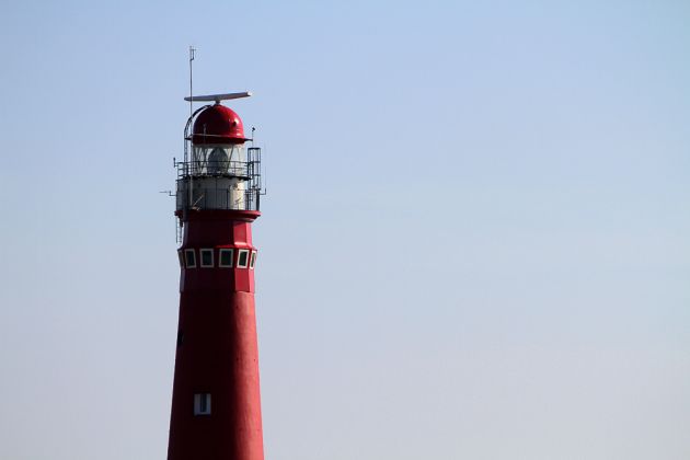 Noordertoren, der 37 Meter hohe aktive Leuchtturm - 1853 bis 1854 aus Ziegel- und Natursteinen errichtet -auf der Nordseeinsel Schiermonnikoog Noordertoren, der 37 Meter hohe aktive Leuchtturm - 1853 bis 1854 aus Ziegel- und Natursteinen errichtet -auf der Nordseeinsel Schiermonnikoog