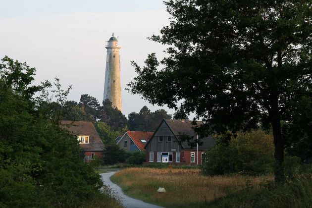 Zuidertoren - der frühere zweite Leuchtturm der Nordseeinsel Schiermonnikoog fungiert seit 1992 als Sendeturm. Zuidertoren - der frühere zweite Leuchtturm der Nordseeinsel Schiermonnikoog fungiert seit 1992 als Sendeturm.