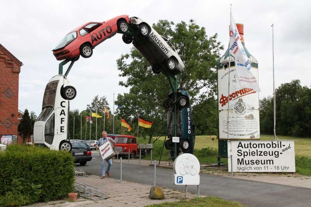 Automuseum Nordsee - Einfahrt, Bogen aus Porsche 924 Oldtimern