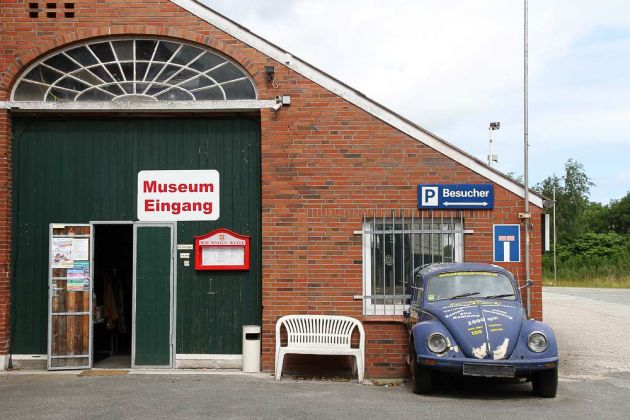 Automuseum Nordsee - Eingang mit halbiertem VW-Käfer