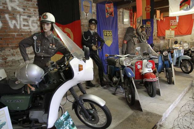 Das Automuseum Nordsee - der Zwischengang mit der Sonderausstellung 'DDR-Nostalgie' und diversen DDR-Zweirädern Das Automuseum Nordsee - der Zwischengang mit der Sonderausstellung 'DDR-Nostalgie' und diversen DDR-Zweirädern