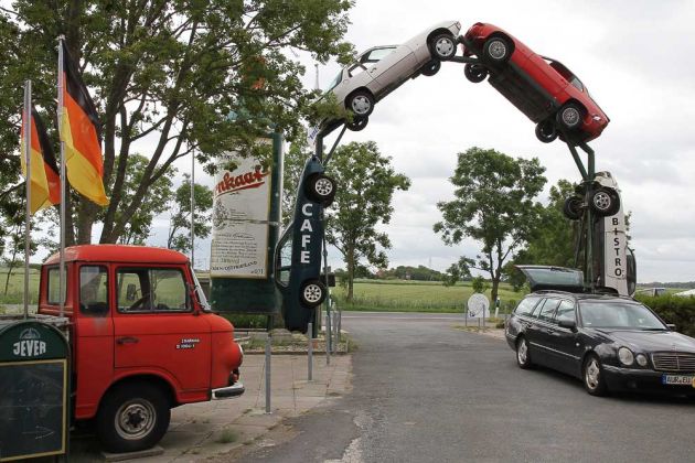 Das Automuseum Nordsee nahe Norddeich - die Ausfahrt mit dem markanten Porsche-924 Bogen Das Automuseum Nordsee nahe Norddeich - die Ausfahrt mit dem markanten Porsche-924 Bogen