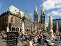Der Bremer Marktplatz mit dem historischen Rathaus, dem mächtigen Dom sowie dem Gebäude der Bürgerschaft, dem Parlament des Bundeslandes Bremen