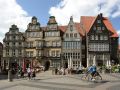 Die nach Kriegszerstörungen wieder errichteten Patrizierhäuser an der Nordseite des Marktplatzes von Bremen