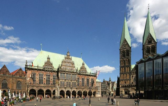 Der weitläufige Bremer Marktplatz mit dem historischen Rathaus, dem Bremer Dom und die Fassade der Bremischen Bürgerschaft