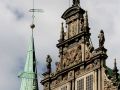 Der Marktplatz in Bremen - Detail-Aufnahme des linken Erkers des Bremer Rathauses mit der Turmspitze der Liebfrauenkirche