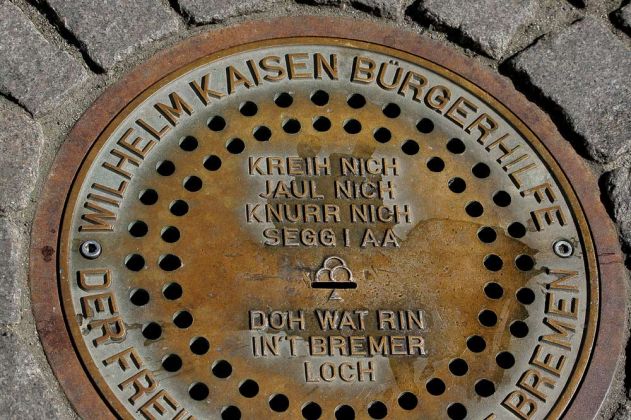 Der Marktplatz in Bremen - das 'Bremer Loch', nach Einwurf von Münzen erklingen die Stimmen der Bremer Stadtmusikanten