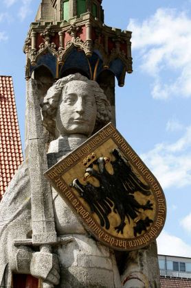 Der Marktplatz in Bremen - der Bremer Roland mit Schwert und Schild am Rathaus zu Bremen