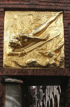Der Marktplatz in Bremen - der Lichtbringer, Bernhard Hoetgers vergoldetes Bronzerelief über dem Eingang zur Böttcherstrasse