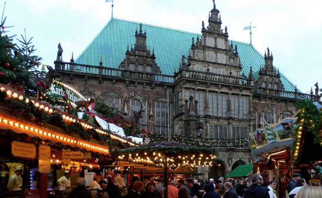 Der Marktplatz in Bremen - der Bremer Weihnachtsmarkt ist ein Anziehungspunkt im ganzen Norden