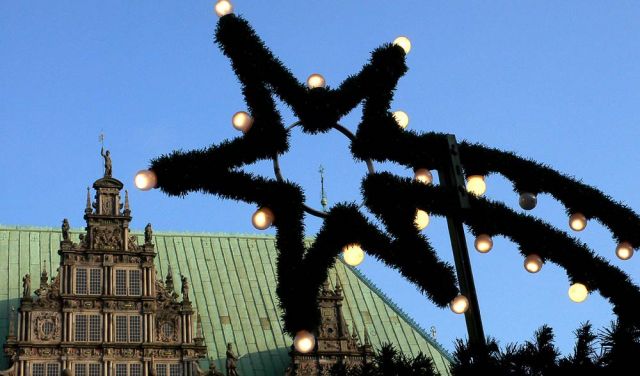 Der Marktplatz in Bremen - ein Weihnachtsstern vor dem Bremer Rathaus