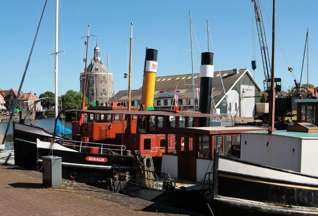Die Dampfschlepper Rosalie und Roek am Oude Haven in Enkhuizen, Niederlande