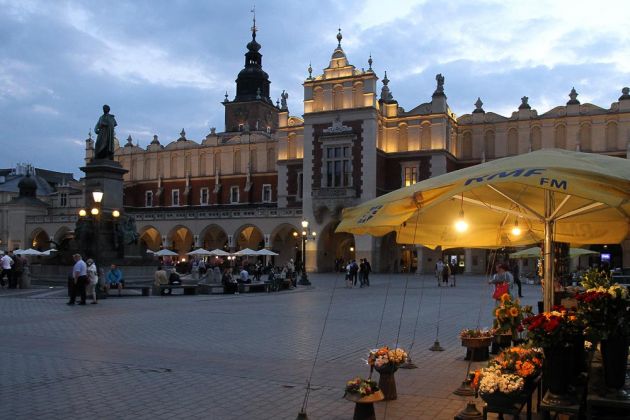 Krakau - Rynek Główny, der mittelalterliche Marktplatz, auch Hauptmarkt oder Ring, mit den Tuchhallen