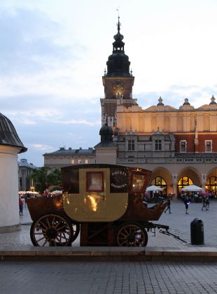 Krakau, Rynek Główny, der Marktplatz  - historische Postkutsche vor den Tuchhallen