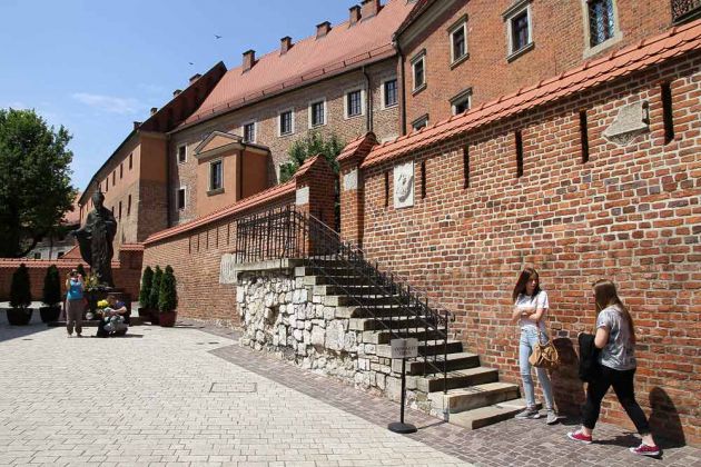 Der Wawelhügel mit dem Königsschloss und der Kathedrale in Krakau Der Wawelhügel mit dem Königsschloss und der Kathedrale in Krakau