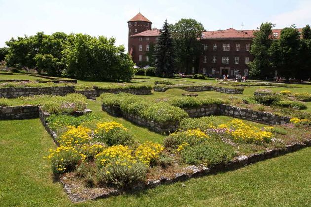 Der Wawelhügel mit dem Königsschloss und der Kathedrale in Krakau Der Wawelhügel mit dem Königsschloss und der Kathedrale in Krakau