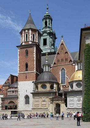 Der Wawelhügel mit dem Königsschloss und der Kathedrale in Krakau Der Wawelhügel mit dem Königsschloss und der Kathedrale in Krakau