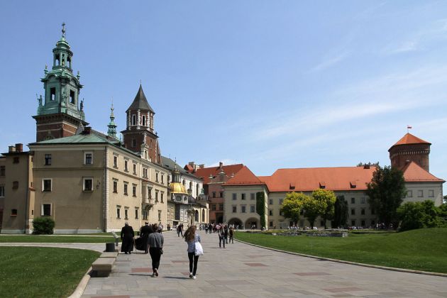 Der Wawelhügel mit dem Königsschloss und der Kathedrale in Krakau Der Wawelhügel mit dem Königsschloss und der Kathedrale in Krakau