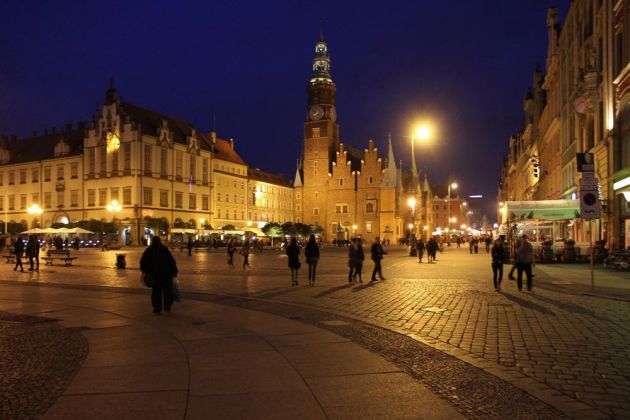 Der Ring, Marktplatz von Breslau mit dem Rathaus zur Blauen Stunde - Städtereise Breslau
