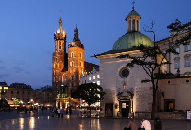 Krakau - der Marktplatz mit Marienkirche und St.-Adalbert-Kirche