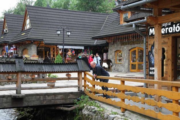 Zakopane im Nationalpark Hohe Tatra - an der Fussgängerzone Krupowki entlang des Gebirgsbaches Foluszowy Potok Zakopane im Nationalpark Hohe Tatra - an der Fussgängerzone Krupowki entlang des Gebirgsbaches Foluszowy Potok