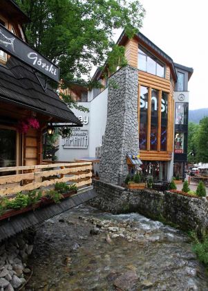 Zakopane im Nationalpark Hohe Tatra - an der Fussgängerzone Krupowki entlang des Gebirgsbaches Foluszowy Potok Zakopane im Nationalpark Hohe Tatra - an der Fussgängerzone Krupowki entlang des Gebirgsbaches Foluszowy Potok
