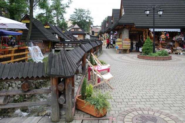 Zakopane im Nationalpark Hohe Tatra - an der Fussgängerzone Krupowki entlang des Gebirgsbaches Foluszowy Potok Zakopane im Nationalpark Hohe Tatra - an der Fussgängerzone Krupowki entlang des Gebirgsbaches Foluszowy Potok