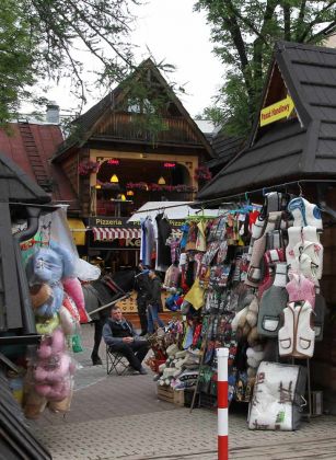 Zakopane im Nationalpark Hohe Tatra - an der Fussgängerzone Krupowki entlang des Gebirgsbaches Foluszowy Potok Zakopane im Nationalpark Hohe Tatra - an der Fussgängerzone Krupowki entlang des Gebirgsbaches Foluszowy Potok