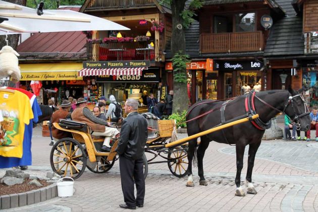 Zakopane im Nationalpark Hohe Tatra -in der Fussgängerzone und Flaniermeile Krupowki  Zakopane im Nationalpark Hohe Tatra -in der Fussgängerzone und Flaniermeile Krupowki