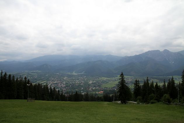 Blick vom Gubałówka, dem Hausberg Zakopanes, auf die Stadt und auf die Hohe Tatra Blick vom Gubałówka, dem Hausberg Zakopanes, auf die Stadt und auf die Hohe Tatra