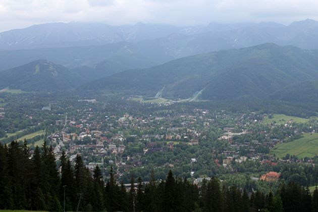 Blick vom Gubałówka, dem Hausberg Zakopanes, auf die Stadt und auf die Hohe Tatra Blick vom Gubałówka, dem Hausberg Zakopanes, auf die Stadt und auf die Hohe Tatra
