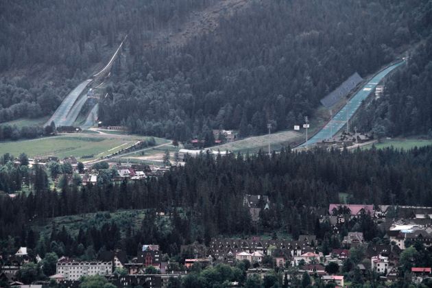 Blick vom Gubałówka, dem Hausberg Zakopanes, auf die Weltcup-Sprungschanzen Blick vom Gubałówka, dem Hausberg Zakopanes, auf die Weltcup-Sprungschanzen