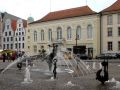 Hansestadt Rostock - der Brunnen der Freude und  die Rostocker Tourist-Information im Barocksaal am Universitätsplatz 6