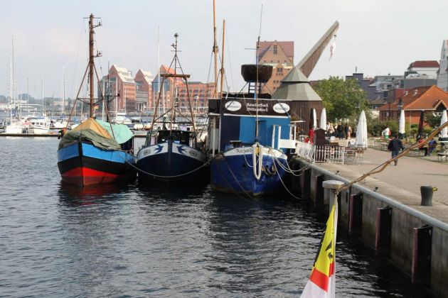 Hansestadt Rostock, an der Warnow - der Rostocker Stadthafen mit der Flaniermeile 'Am Strande' und dem Nachbau des historischen Hafentretkrans