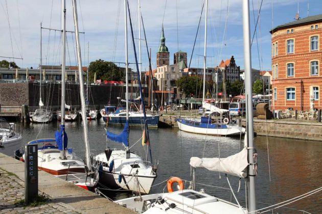 Hansestadt Stralsund - der Blick über den Fährkanal zur Altstadt