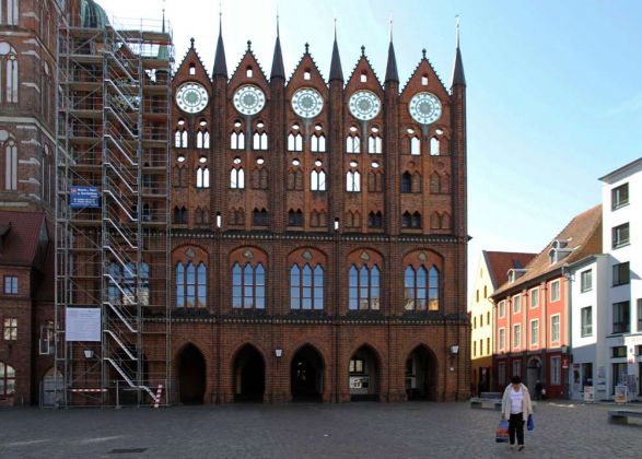 Norddeutsche Backstein-Gotik - die Schaufassade des Stralsunder Rathauses am Alten Markt