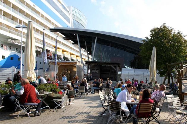 Eine Strandbar am Warnemünde Cruise Center - Ostseebad Warnemünde, Mecklenburg-Vorpommern Eine Strandbar am Warnemünde Cruise Center - Ostseebad Warnemünde, Mecklenburg-Vorpommern